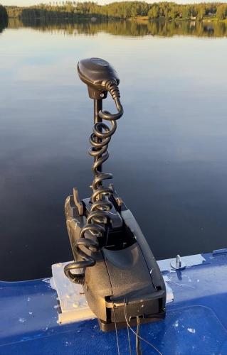 a diving device on the back of a boat on a body of water at Sjöutsikt, Röd trästuga med traditionellt yttre Skandinavisk, modernt inre och alla bekvämligheter, Sol hela dagen på stora altanen, Tryggt, Vinterbonat, Fiske, Båt in Skinnskatteberg