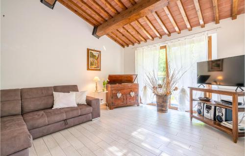 Una sala de estar con un sofá y un televisor de pantalla plana. en Le Silerchie, en Camaiore