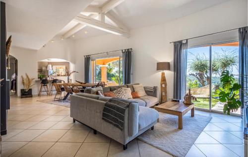 un salon avec un canapé et une table dans l'établissement Nice Home In La Londe Les Maures, à La Londe-les-Maures