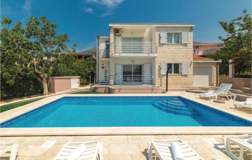 Four-Bedroom Holiday Home In Kastel Gomilica