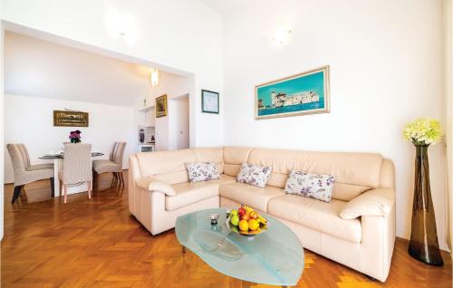 Four-Bedroom Holiday Home In Kastel Gomilica