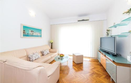 Four-Bedroom Holiday Home In Kastel Gomilica
