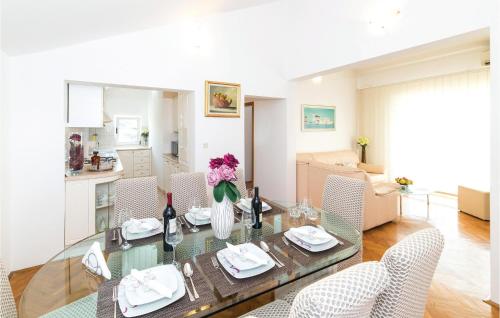 Four-Bedroom Holiday Home In Kastel Gomilica