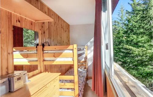 - une chambre avec des lits superposés dans une maison dans l'établissement 1 Bedroom Lovely Apartment In Allos, à La Foux