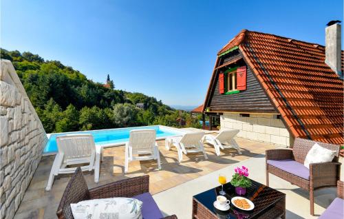Bazén v ubytování Beautiful Home In Poljanica Bistranska nebo v jeho okolí