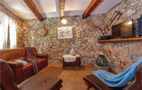 a living room with a couch and a tv at Awesome Home In Novi Vinodolski in Novi Vinodolski