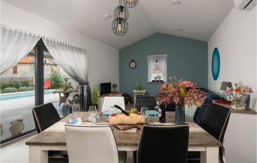 Μια τηλεόραση ή/και κέντρο ψυχαγωγίας στο 2 Bedroom Pet Friendly Home In Barban