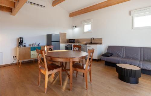 une cuisine et une salle à manger avec une table et des chaises dans l'établissement Beautiful Apartment In Eyragues, à Eyragues