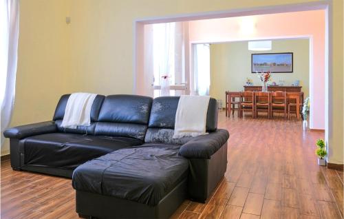 salon ze skórzaną kanapą i jadalnią w obiekcie Casa Marina w mieście Santa Margherita