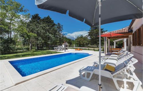 Πισίνα στο ή κοντά στο 6 Bedroom Cozy Home In Labin