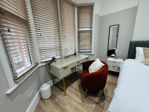 Gallery image of Chic Garden Flat, Steps to Station in London