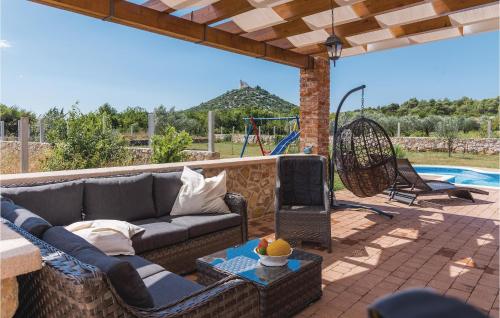 Bazén v ubytovaní 4 Bedroom Nice Home In Vodice alebo v jeho blízkosti