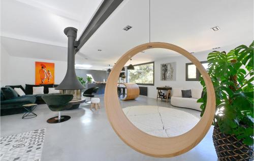 un salon avec un grand miroir circulaire au milieu dans l'établissement Gorgeous Home In St-Bauzille-De-Montmel, à Buzignargues