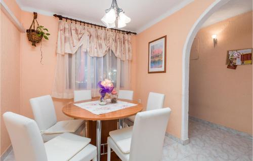 2 Bedroom Cozy Apartment In Rijeka