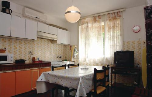 Kuchyň nebo kuchyňský kout v ubytování Nice Apartment In Pula With Wifi