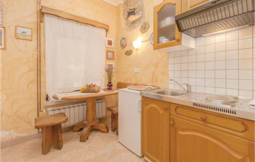 Kuchyňa alebo kuchynka v ubytovaní Lovely Apartment In Buje With Wifi