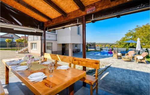 un tavolo di legno con sopra dei piatti in una casa di Awesome Home In Gracec With Sauna a Gračec