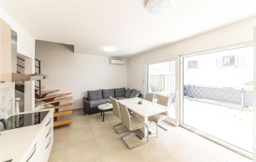 Cozy Apartment In Seget Donji With Wifi