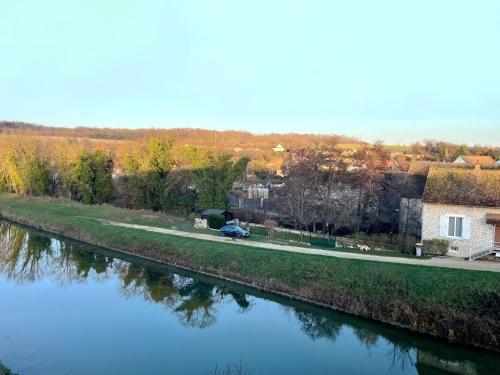 a view of a river with a house and a road at Loft renové avec Mezzanine - Vue sur le Loing - Commerces à pied in Moret-sur-Loing