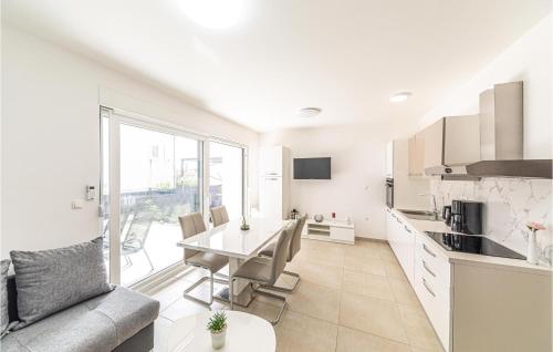 Cozy Apartment In Seget Donji With Wifi