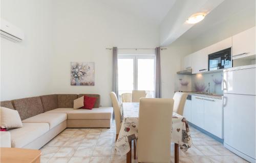 Dapur atau dapur kecil di Beach Front Apartment In Povljana