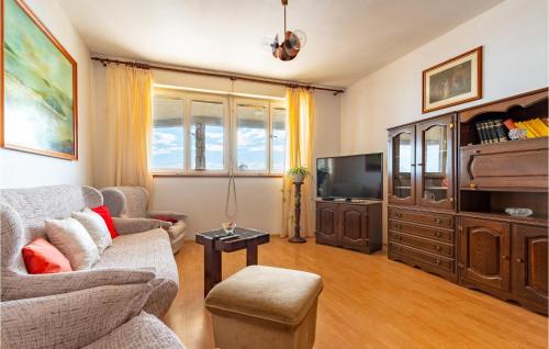 salon z kanapą i telewizorem w obiekcie Apartment Prizba - 05 w mieście Prižba