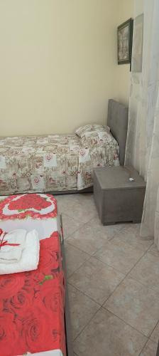 Katil atau katil-katil dalam bilik di National Apartment