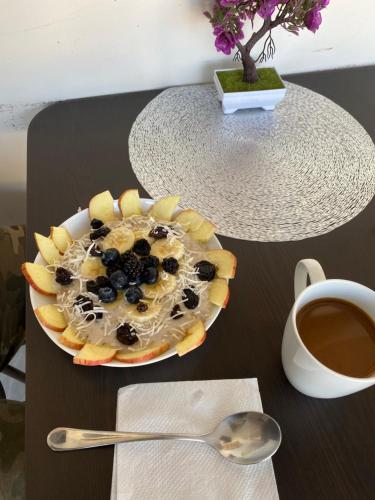 un bol de fruta en una mesa con una taza de café en STELLA MARIS Boutique Hotel, en El Sargento