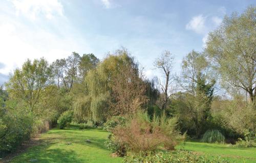 un champ herbeux avec des arbres et des buissons dans un parc dans l'établissement 3 Bedroom Amazing Home In Monestier, à Monestier