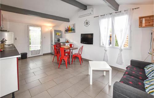 una sala de estar con un sofá y una mesa en One-Bedroom Holiday Home In Aubignan, en Aubignan