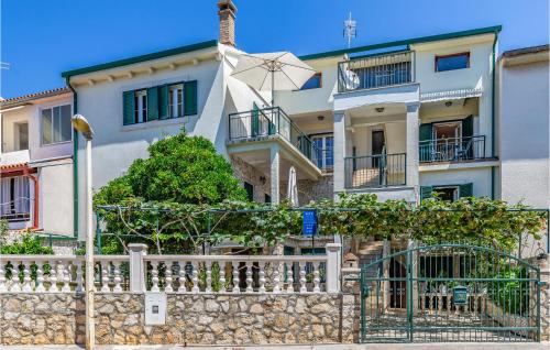 2 Bedroom Cozy Apartment In Pula