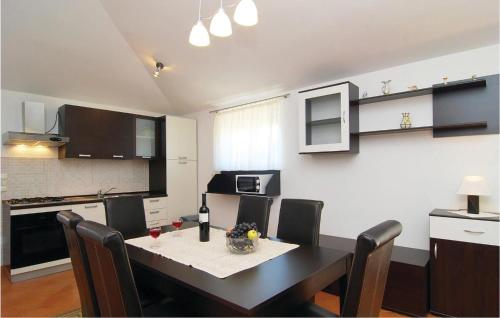 kuchnia ze stołem i krzesłami w obiekcie Apartment Stari Put V w mieście Vir