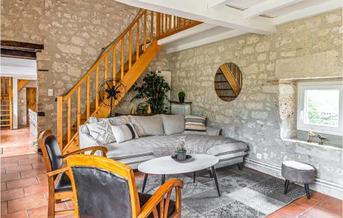 ein Wohnzimmer mit Sofa und Tisch in der Unterkunft Cozy Home In Beauville With Lake View in Beauville