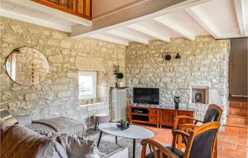 un salon avec un mur en pierre dans l'établissement Cozy Home In Beauville With Lake View, à Beauville