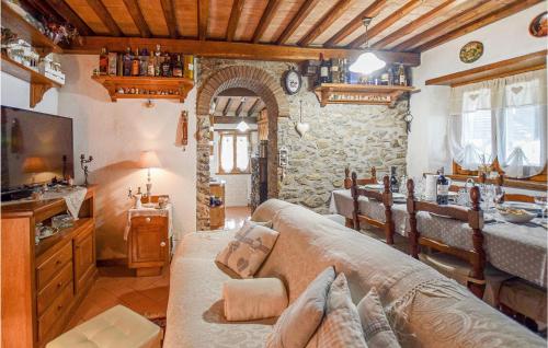 Pokój z kuchnią i jadalnią w obiekcie Nice Home In Camaiore With Wifi w mieście Camaiore