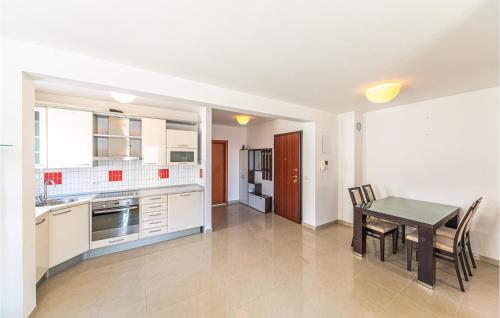 Nice Apartment In Makarska With Wifi