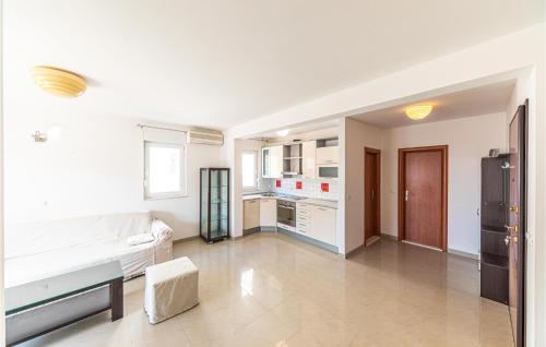 Nice Apartment In Makarska With Wifi