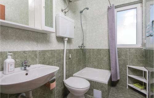 Ένα μπάνιο στο One-Bedroom Apartment In Dubrava