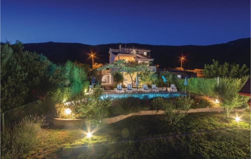 Four-Bedroom Apartment Kastel Luksic With Sea View 06