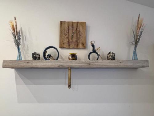 a shelf with vases and sculptures on a wall at VipStay - Stilvoll und geräumige Apartments mit Terasse oder Balkon, Küche, kostenloses Parken, WLAN, Smart Tv in Wiesloch