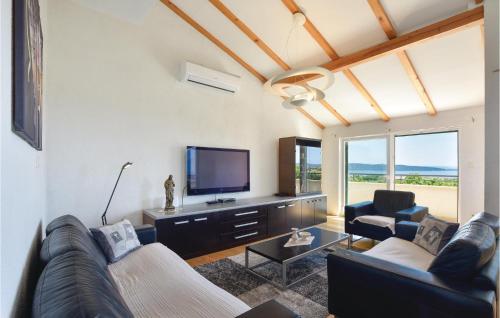 Televízia a/alebo spoločenská miestnosť v ubytovaní Four-Bedroom Apartment Kastel Luksic With Sea View 06