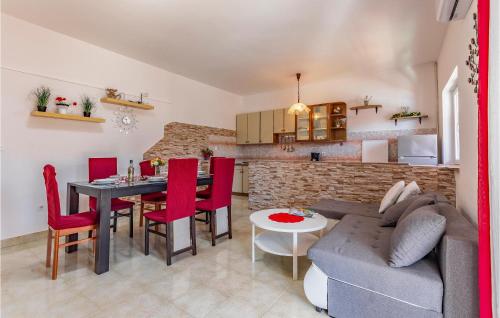 a living room with a couch and a table at 3 Bedroom Amazing Home In Liznjan in Šišan