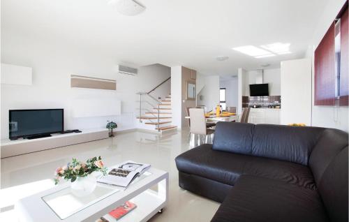 una sala de estar con un sofá y una mesa en Nice Home In Rabac With Wifi, en Rabac