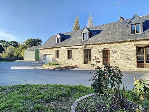 a brick house with a driveway in front of it at Gîte Le Karrdi in Landavran