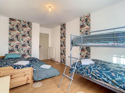 a bedroom with two bunk beds and a desk at Gîte Le Karrdi in Landavran