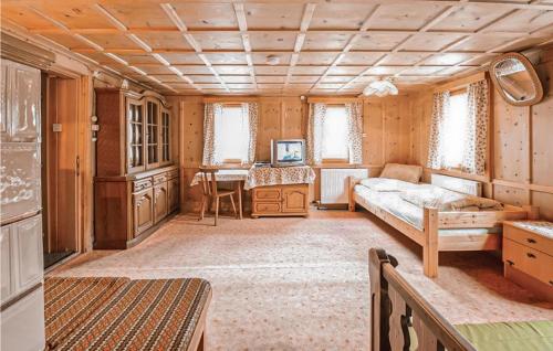 sypialnia z łóżkiem i biurkiem w pokoju w obiekcie Ferienhaus Naehe Ischgl w mieście Mathon