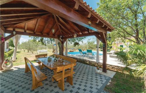 Bazén v ubytovaní Three-Bedroom Holiday Home In Trbounje alebo v jeho blízkosti