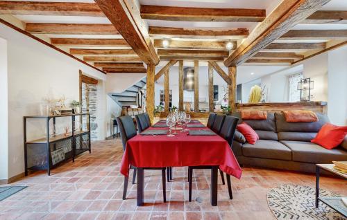 a living room with a table and a couch at Amazing Home In Neuilly Le Vendin in Neuilly-le-Vendin