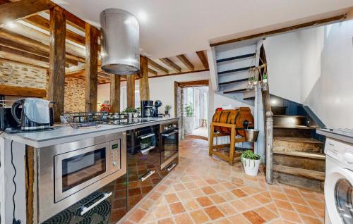 une cuisine avec un évier et une cuisinière dans l'établissement Amazing Home In Neuilly Le Vendin, à Neuilly-le-Vendin