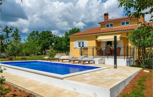 Cozy Home In Stokovci With Wifi